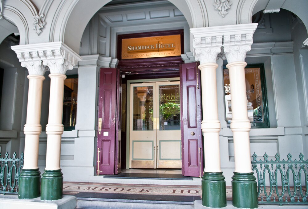 Property entrance, Hotel Shamrock Bendigo