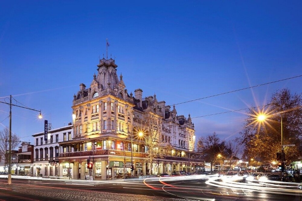 Front of property - evening/night, Hotel Shamrock Bendigo