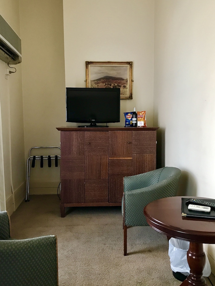 Living area, Hotel Shamrock Bendigo