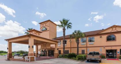 Days Inn & Suites by Wyndham Pasadena
