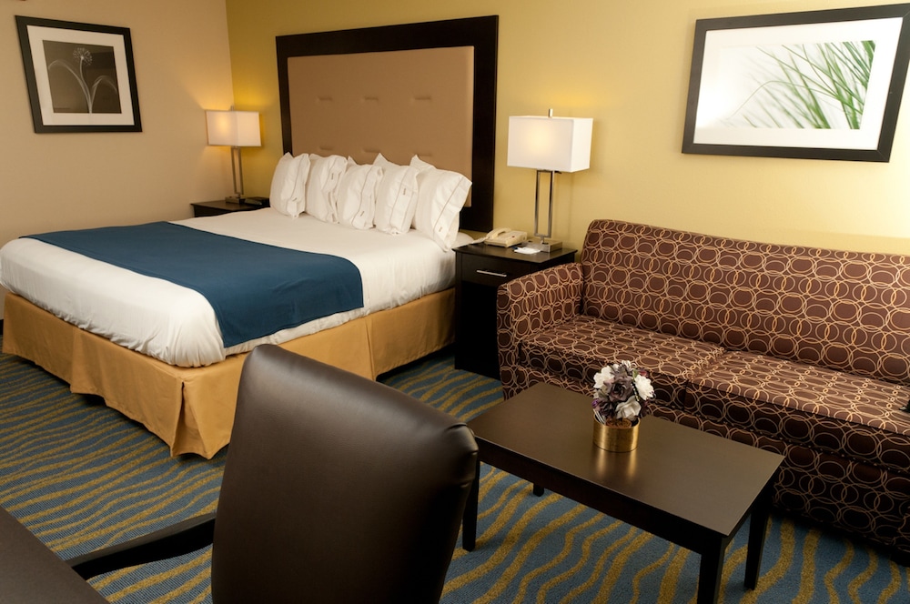 Holiday Inn Express & Suites Bloomington - Normal, an IHG Hotel