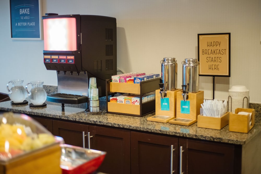 Breakfast buffet, Hampton Inn Metairie