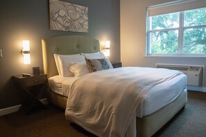 Deluxe Room, 1 Queen Bed | Premium bedding, pillowtop beds, desk, iron/ironing board