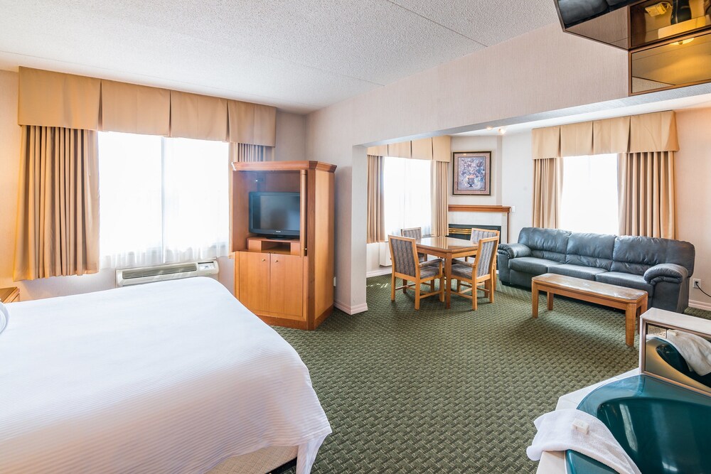 Ramada by Wyndham Thunder Bay Airlane Hotel