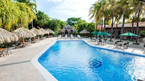 Una piscina al aire libre, tumbonas