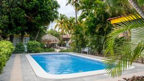 Una piscina al aire libre, tumbonas