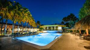 Una piscina al aire libre, tumbonas