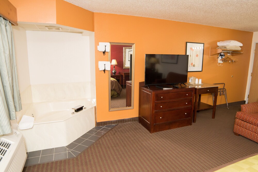 HomeTown Inn & Suites