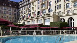 Piscine extérieure, parasols de plage, chaises longues