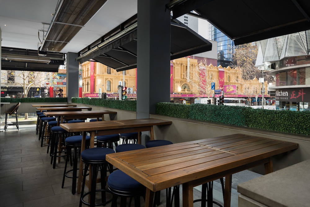 Rydges Melbourne Hotel