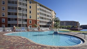13 piscinas al aire libre, tumbonas