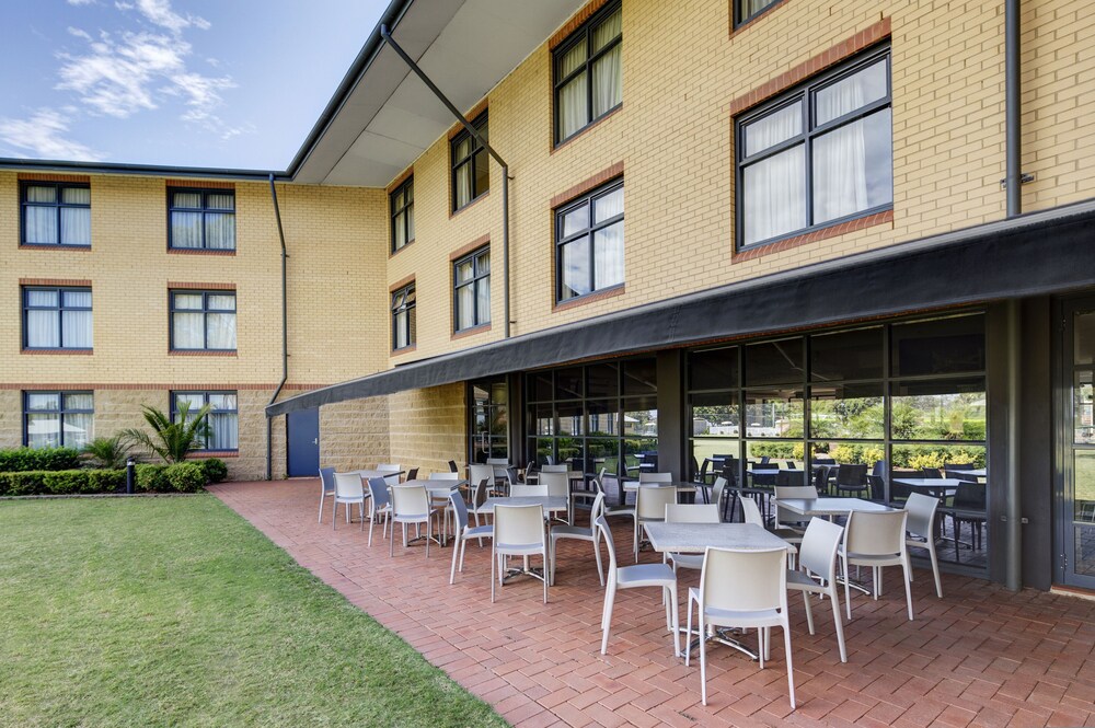 Courtyard view, Mercure Sydney Blacktown