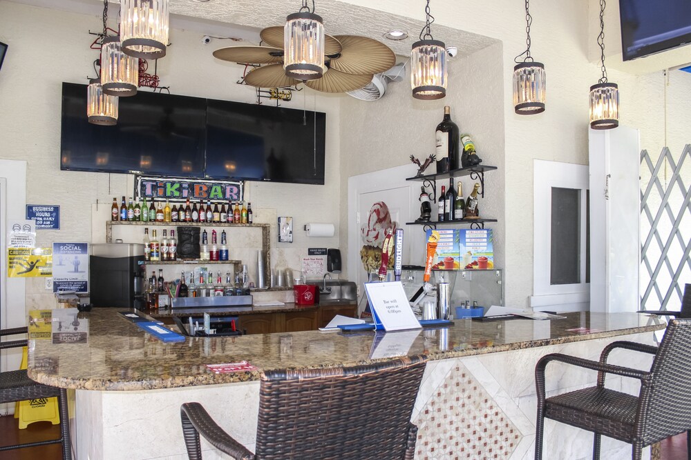 Bar (on property), Grande Villas Resort