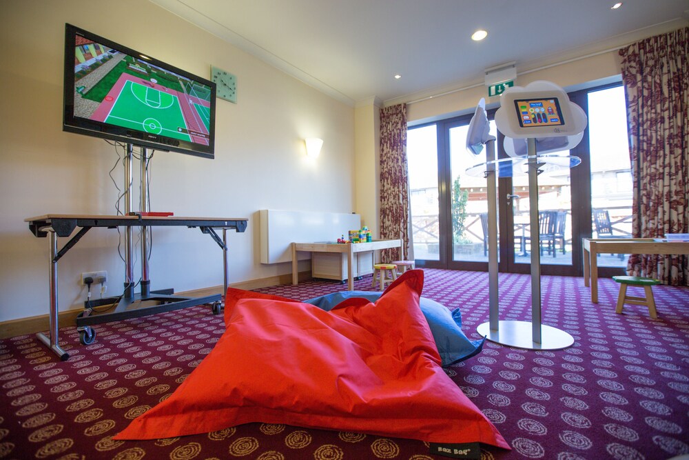 Game room, Hampshire Court Hotel & Spa