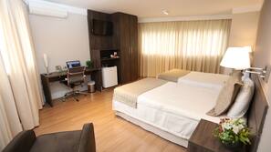 Frigobar, cofres nos quartos, escrivaninha, cortinas blackout