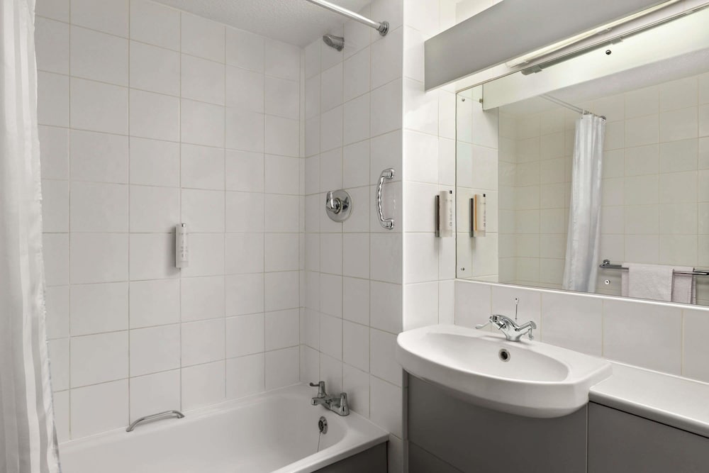 Bathroom, Ramada by Wyndham South Mimms M25