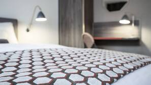 Ropa de cama hipoalergénica, caja fuerte, escritorio