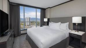 Hypo-allergenic bedding, down duvet, in-room safe, desk