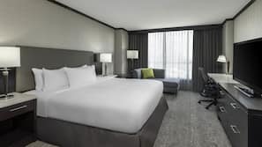 Hypo-allergenic bedding, down duvet, in-room safe, desk