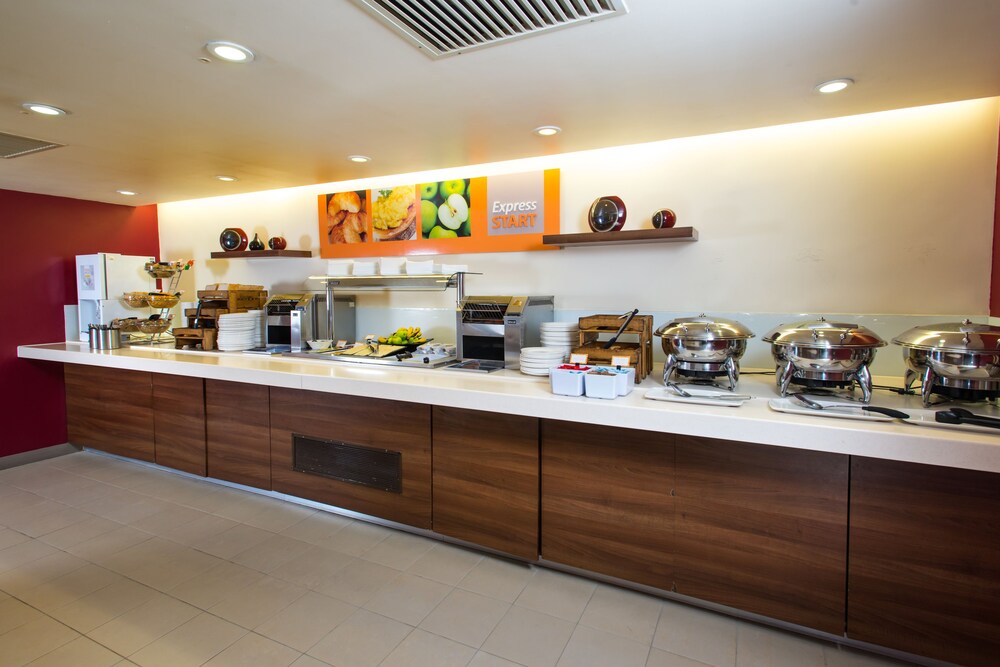 Breakfast area, Holiday Inn Express Exeter M5, Jct 29, an IHG Hotel