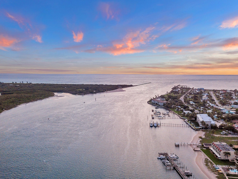 Hutchinson Island Plaza Hotel and Suites