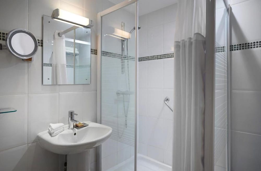 Bathroom, Avisford Park Hotel