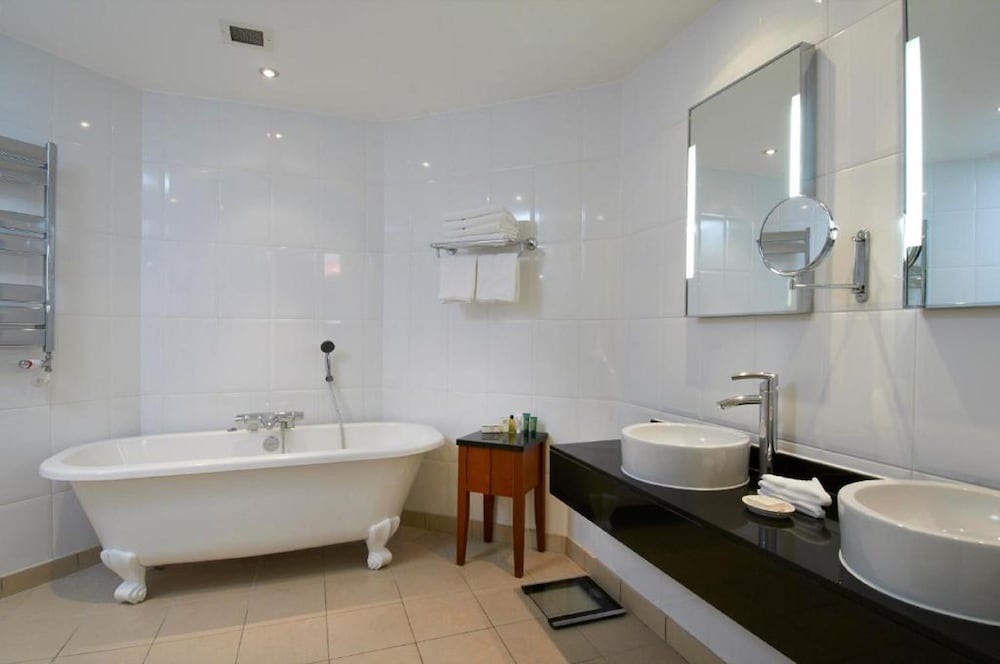 Bathroom, Avisford Park Hotel