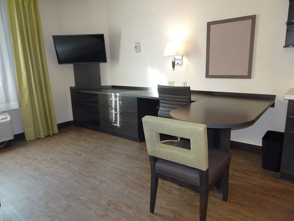 Candlewood Suites Richmond-West, an IHG Hotel