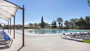 Piscina coperta, piscina stagionale all'aperto, ombrelloni da piscina