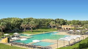 Piscina coperta, piscina stagionale all'aperto, ombrelloni da piscina