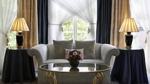 Hypo-allergenic bedding, minibar, in-room safe, desk