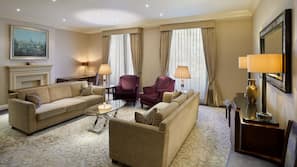 Hypo-allergenic bedding, minibar, in-room safe, desk