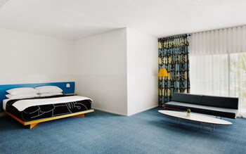 The Standard Hollywood