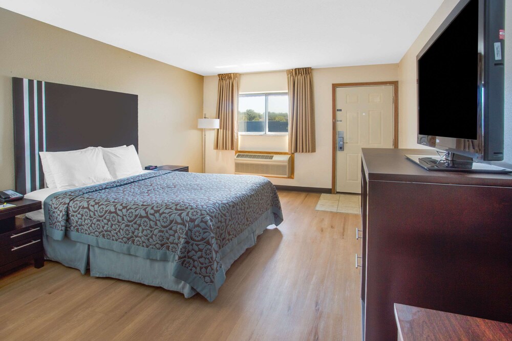 Room, Days Inn by Wyndham Le Roy/Bloomington Southeast