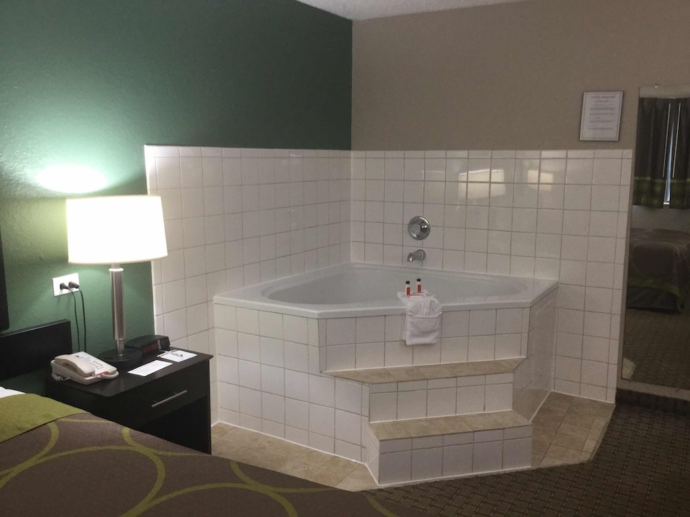 Bathroom, Super 8 by Wyndham Mundelein/Libertyville Area