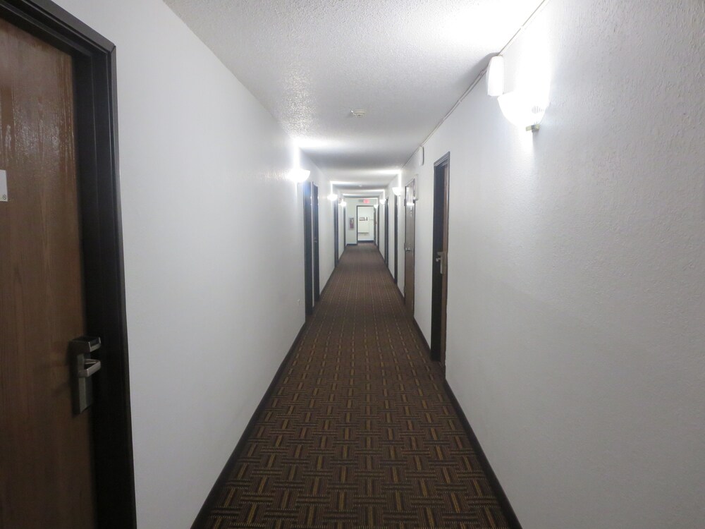 Hallway, Super 8 by Wyndham Mundelein/Libertyville Area