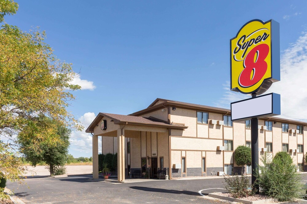 Super 8 by Wyndham Cos/Hwy. 24 E/PAFB Area