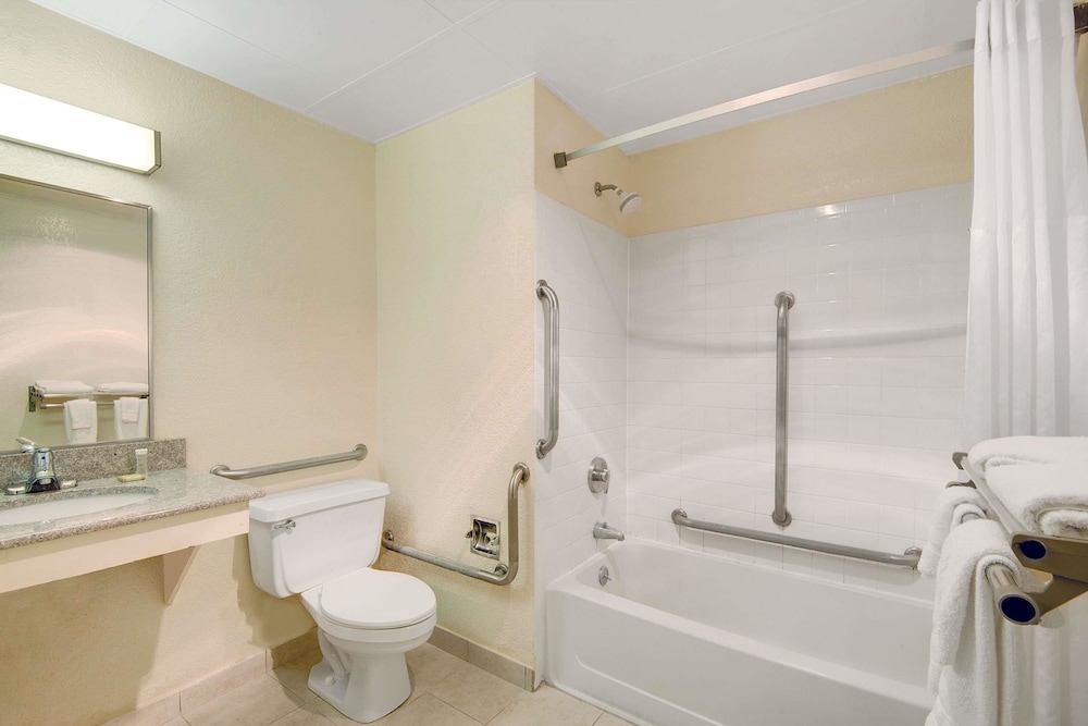 Super 8 by Wyndham Stamford/New York City Area