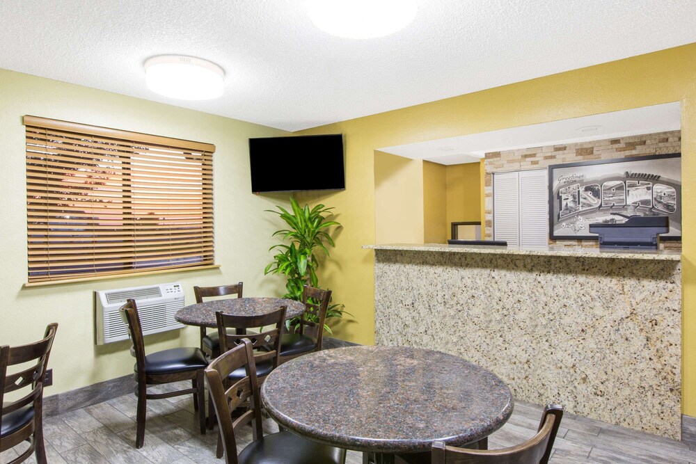 Lobby, Super 8 by Wyndham Nampa