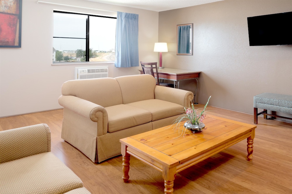 Living area, Super 8 by Wyndham Nampa