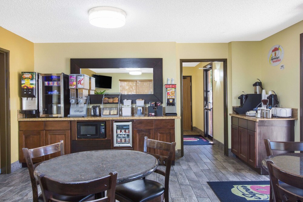 Breakfast area, Super 8 by Wyndham Nampa