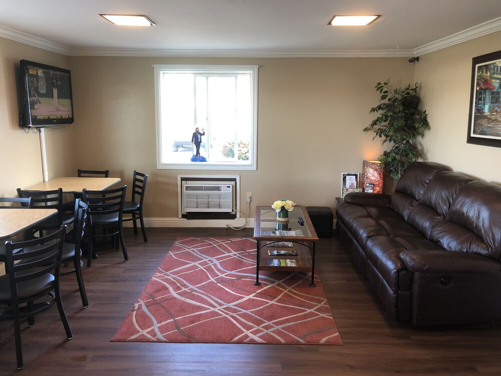 Lobby sitting area, Super 8 by Wyndham Lewiston