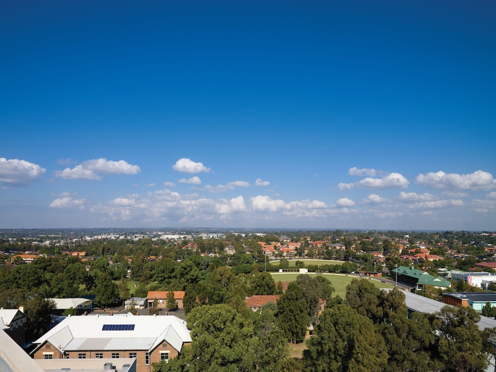 Front of property - evening/night, Mercure Sydney Bankstown