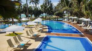 2 piscinas al aire libre, sombrillas, tumbonas