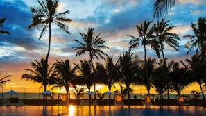 2 piscinas al aire libre, sombrillas, tumbonas