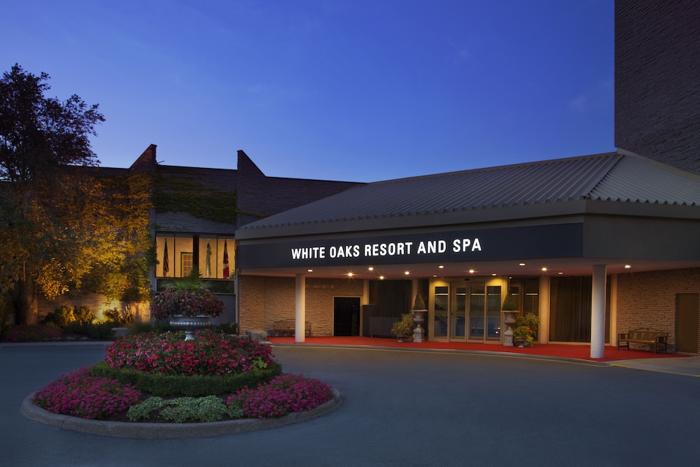 Front of property - evening/night, White Oaks Resort & Spa