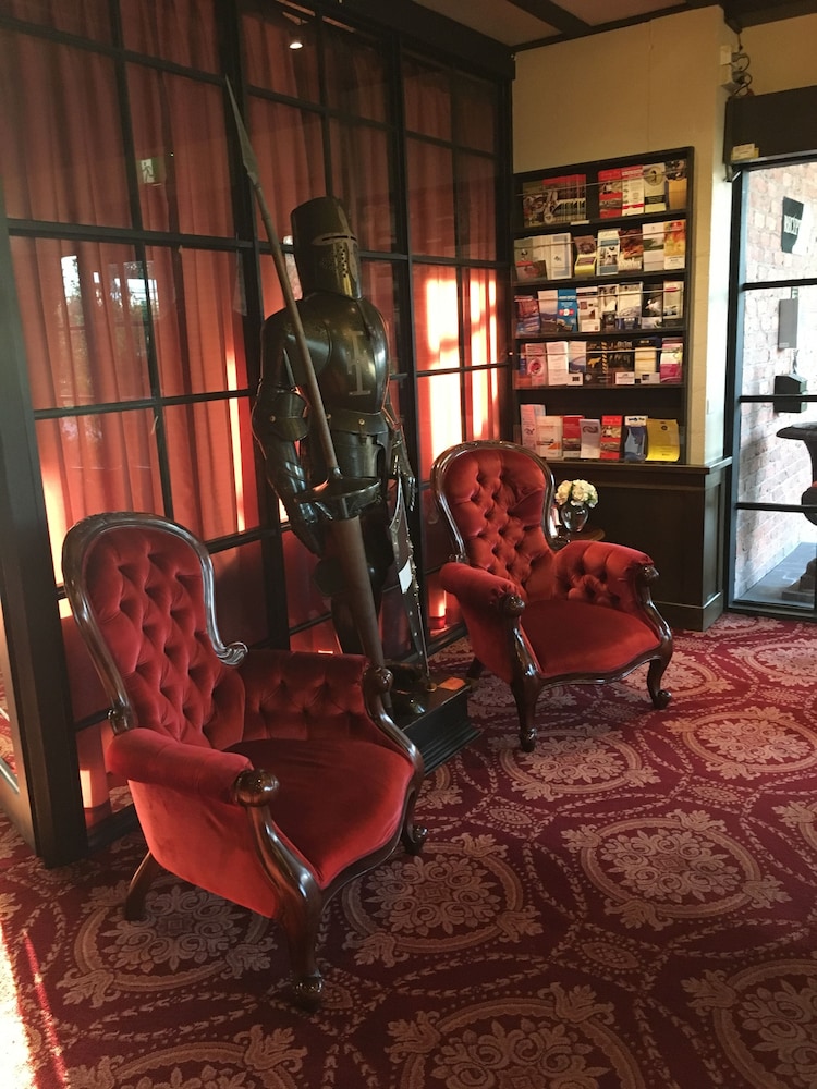 Lobby sitting area, Albury Manor House