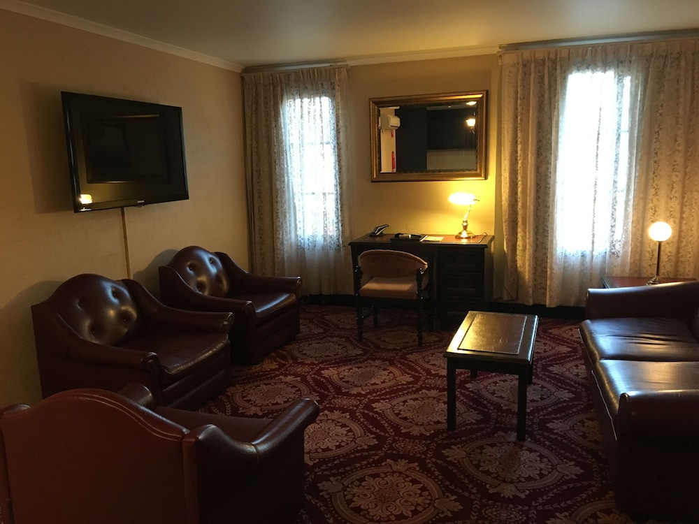 Living room, Albury Manor House