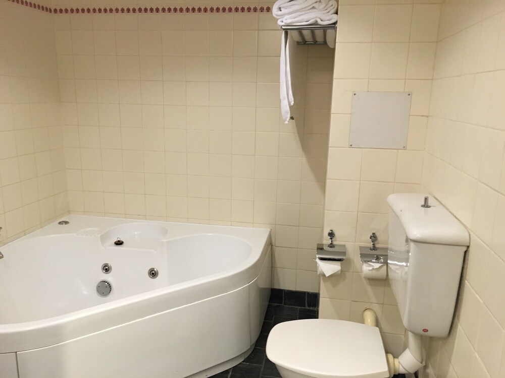 Bathroom, Albury Manor House