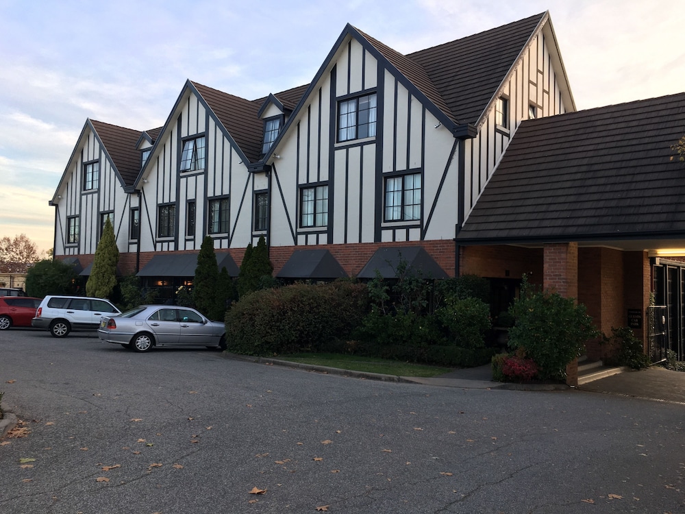 Front of property, Albury Manor House